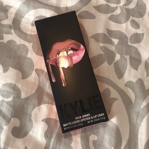 Kylie Matte Liquid Lipstick Kit in “Kylie”